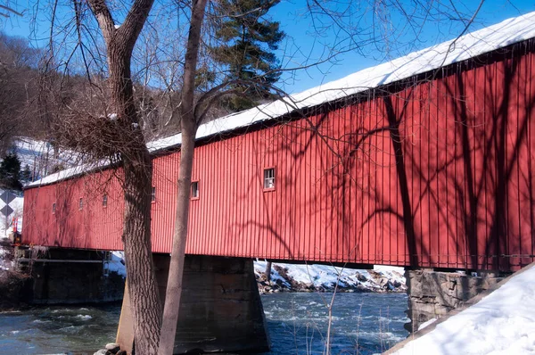 Kar, Connecticut 'ta güneşli bir kış gününde Housatonic Nehri' ni kaplayan köprüleri kapladı.. 