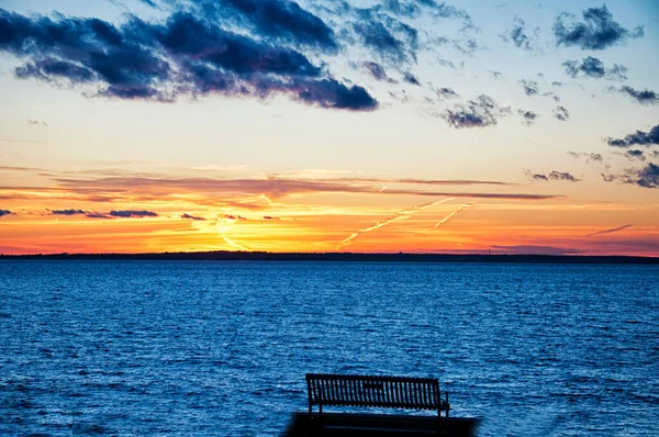 Одинока Паркова Лавка Виходить Межі Мальовничого Заходу Сонця Атлантичному Океані — стокове фото