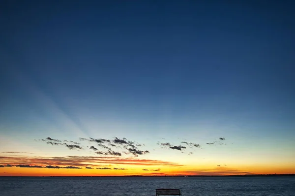 Ένα Πολύχρωμο Ηλιοβασίλεμα Πάνω Από Τον Ατλαντικό Ωκεανό Στην Κίνηση — Φωτογραφία Αρχείου