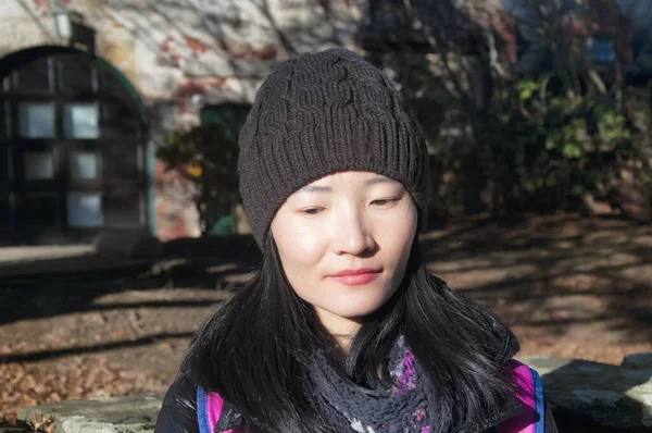 Chinese Woman Wearing Winter Hat Jacket Newport Rhode Island Building — 스톡 사진