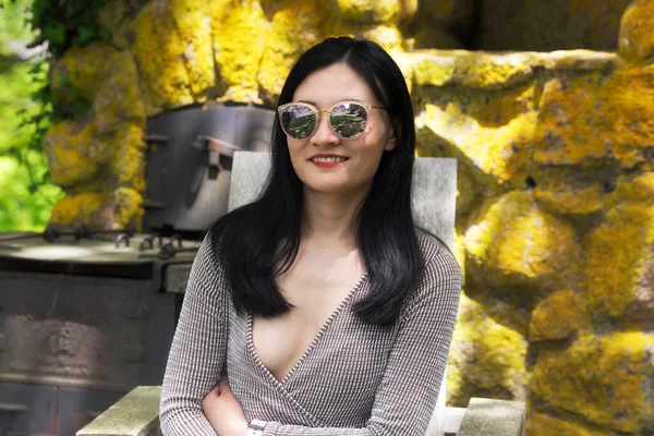 Μια Σέξι Κινέζα Που Κάθεται Μπροστά Τζάκι Και Εξωτερικό Φούρνο — Φωτογραφία Αρχείου
