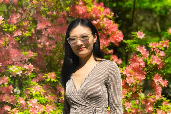 Una Mujer China Feliz Pie Cerca Arbusto Azalea Rosa Jardín —  Fotos de Stock