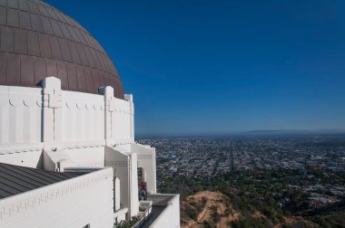21 Mayıs 2017. Los Angeles, Kaliforniya. Los Angeles 'taki Griffith Gözlemevi' nin kubbeli çatısı ve dış manzarası..