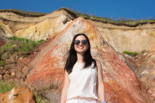 Μια Ευτυχισμένη Κινέζα Γυναίκα Που Φοράει Γυαλιά Ηλίου Στέκεται Κοντά — Φωτογραφία Αρχείου