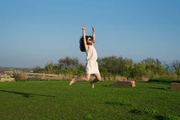 Μια Ευτυχισμένη Κινέζα Που Πηδάει Πάνω Στο Γρασίδι Στον Αμπελώνα — Φωτογραφία Αρχείου