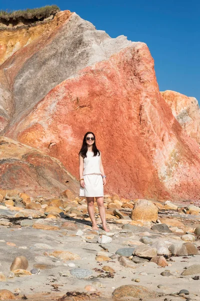 Een Vrolijke Chinese Vrouw Die Het Beroemde Moshup Strand Staat — Stockfoto