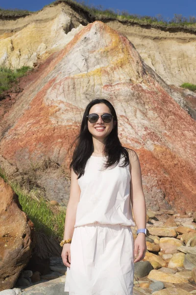 一位快乐的中国女人 戴着太阳镜 站在马萨诸塞州阿基纳市莫希普海滩上玛莎葡萄园旁的盖黑德悬崖边 — 图库照片