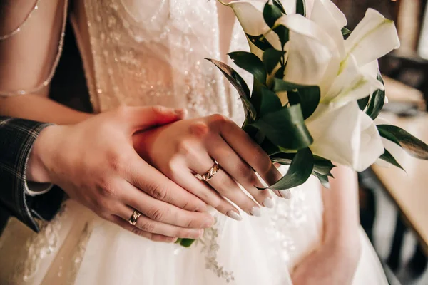 Händer Med Vacker Manikyr Blommig Bakgrund — Stockfoto