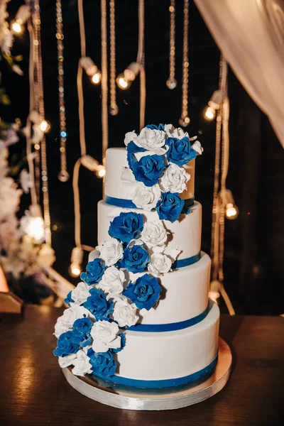 White Wedding Cake Blue Flowers — 스톡 사진