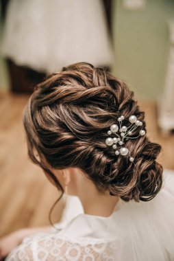 Stylish wedding hairstyle, weaving with a hairpin 