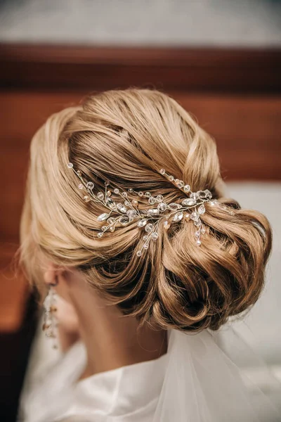 Stijlvolle Bruiloft Kapsel Weven Met Een Haarspeld — Stockfoto