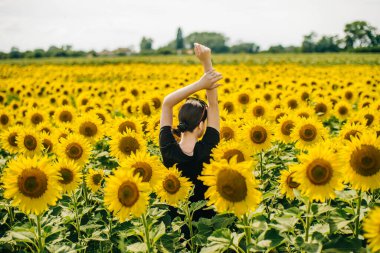 Ayçiçeği tarlası ve mutlu kız 
