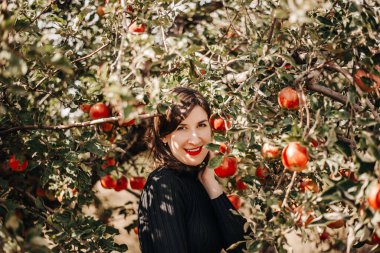 Mutlu gülümseyen kız ve kırmızı elmalar 