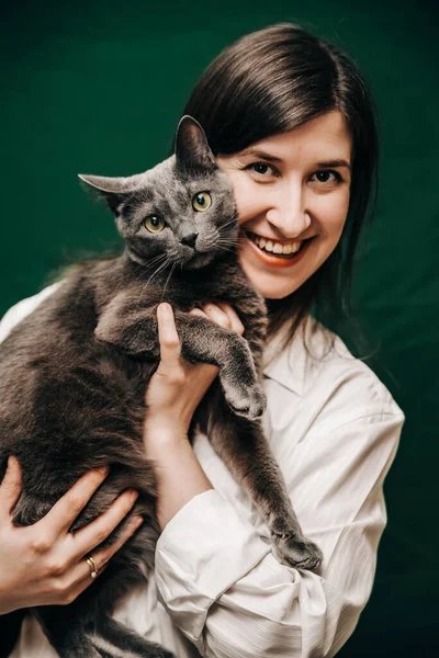 Mutlu Kadın Gri Kedi — Stok fotoğraf