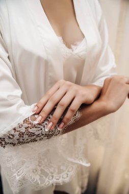 Kadının elleri ile güzel manikür 