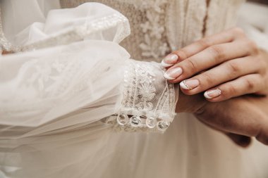 Kadının elleri ile güzel manikür 