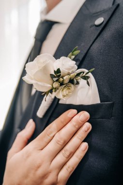 Kadının elleri ile güzel manikür 