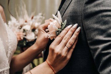 Kadının elleri ile güzel manikür 