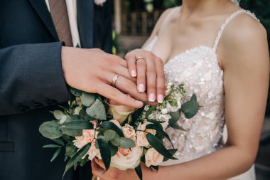 Kadın ve erkek birlikte. Nazik bir dokunuş..