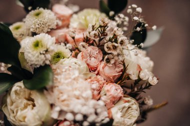 Çeşit çeşit çiçeklerle süslü güzel bir buket. 