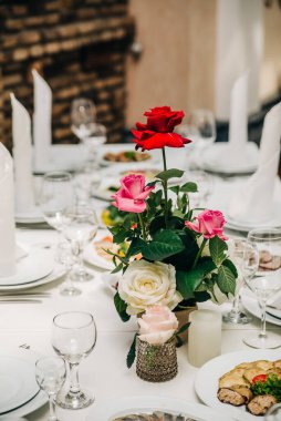 Kutlama, bir restoranda süslü bir ziyafet. 