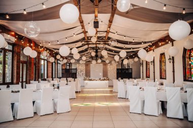 Kutlama, bir restoranda süslü bir ziyafet. 