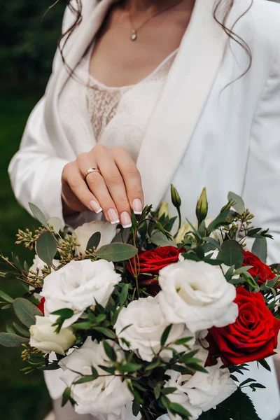 Las Manos Mujer Con Manicura Hermosa —  Fotos de Stock