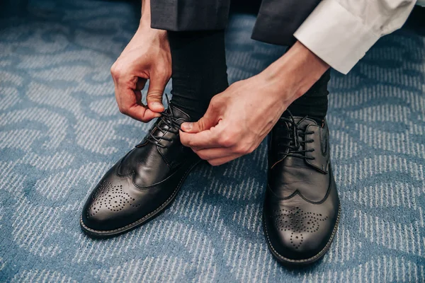 Hombre Poniéndose Zapatos Cuero — Foto de Stock