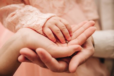 Bir çocuğun, annenin ve babanın elleri. 