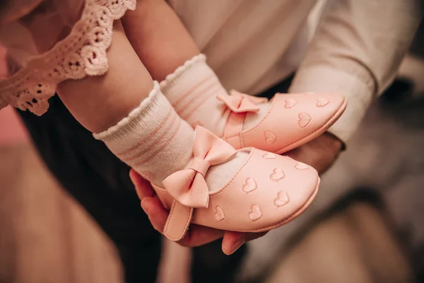 Baby Voeten Roze Schoenen — Stockfoto