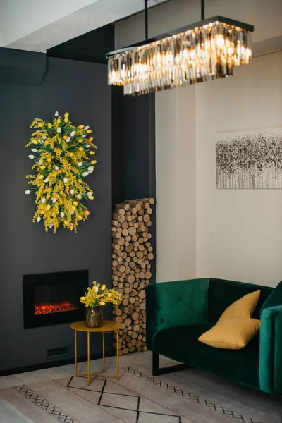 Fotoğraf stüdyosunun arka planında şömine, kanepe ve çeşitli dekorlar var.