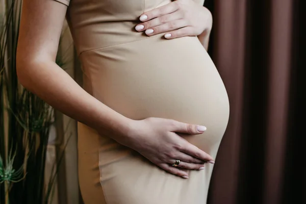Zwangerschap Achtergrond Zwangere Buik Een Zwarte Achtergrond — Stockfoto