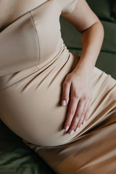 怀孕背景 黑色背景的怀孕腹部 — 图库照片