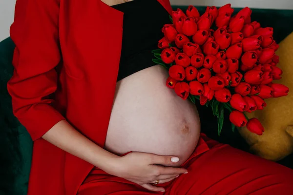 Fundo Com Barriga Grávida Tons Vermelhos Com Flores — Fotografia de Stock