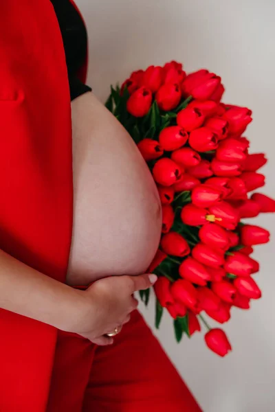 Background Pregnant Belly Red Tones Flowers —  Fotos de Stock
