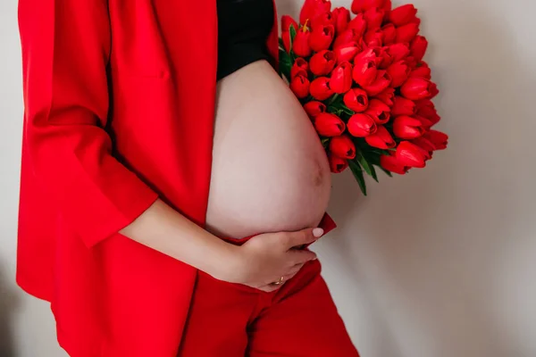 Ιστορικό Έγκυο Κοιλιά Κόκκινους Τόνους Λουλούδια — Φωτογραφία Αρχείου