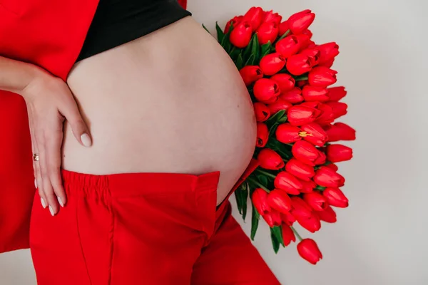 Hamile Göbekli Kırmızı Tonlu Çiçekli Bir Arka Plan — Stok fotoğraf