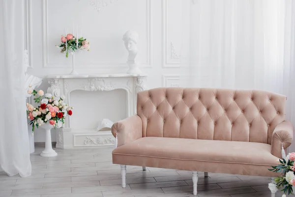 Ένα Δωμάτιο Λευκούς Τοίχους Τζάκι Και Ένα Ροζ Καναπέ — Φωτογραφία Αρχείου