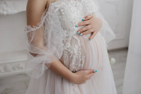 一个穿着时髦衣服的孕妇的背景 — 图库照片