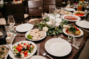 Tabaklar ve yemek masası.