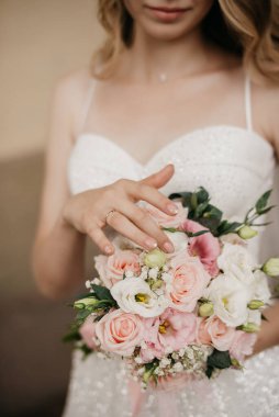 Gelinin elinde düğün buketi