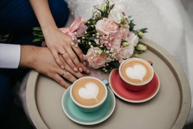  Kahvaltıda kafede romantik bir kahve.