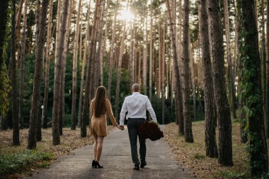 Aşk ilanı, el ve kalbe sunulur. Alyanslar ellerinde.