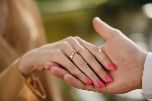 爱的宣言 奉献的手和心 手头上的结婚戒指 — 图库照片