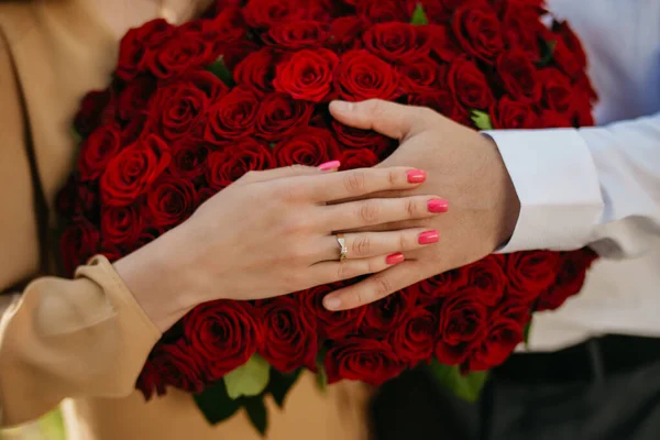 Declaração Amor Oferta Mão Coração Anéis Casamento Mãos — Fotografia de Stock