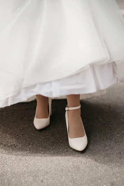 Kadın Ayağında Beyaz Ayakkabılar — Stok fotoğraf