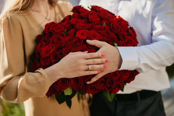 Een Liefdesverklaring Een Aanbod Van Hand Hart Trouwringen Aan Handen — Stockfoto