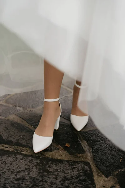 Zapatos Blancos Sus Pies — Foto de Stock