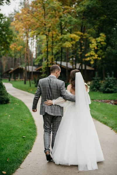 自然の中で結婚式の写真散歩 — ストック写真