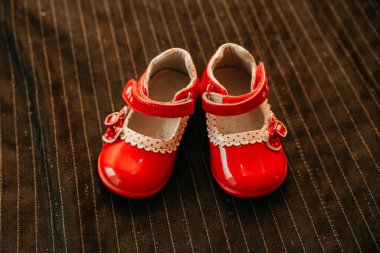 Kırmızı çocukların şirin ayakkabıları.